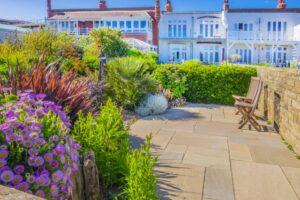 実は高級住宅街にも戸建て・一軒家・マンションなどのゴミ屋敷は存在！ゴミ屋敷清掃業者の片付けオンライン